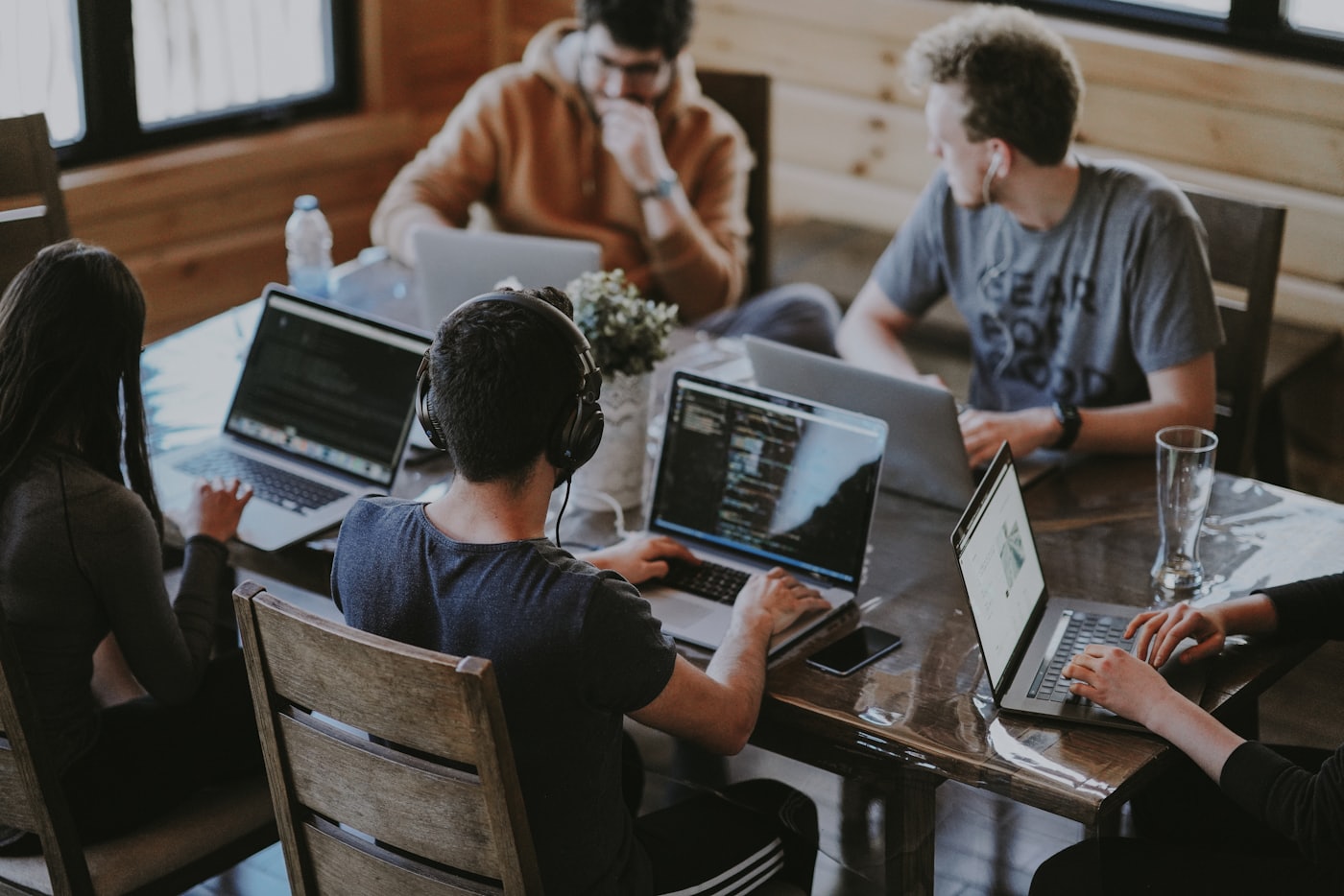 Une équipe au travail sur ses logiciels de gestion